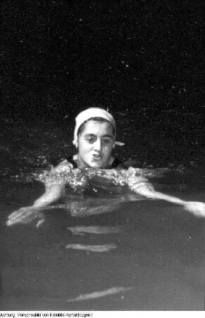 Schwimmer - Leipzig: Helga Barth (BSG Rotation Leipzig-Nord), Meisterschwimmerin der DDR während des Trainings, Dezember 1951