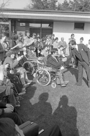 Spende aus dem Erlös des letztjährigen Weihnachtsbasars am Humboldt-Gymnasium an die Arbeitsgemeinschaft Körperbehinderter