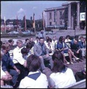 Junge Pioniere mit Robert Lehmann beim V. Pioniertreffen in Karl-Marx-Stadt