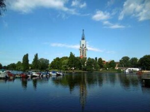 Potsdam: Ansicht der Havel mit Wohnturm