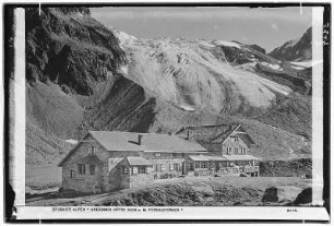 Stubaier Alpen. Dresdner Hütte (2308 Meter) mit Femauferner