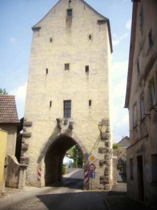 Stadtbefestigung - Stadttor (Mühltor)-Ansicht von Stadtseite mit Durchfahrt und Bossierung sowie Schießscharten in den Obergeschossen