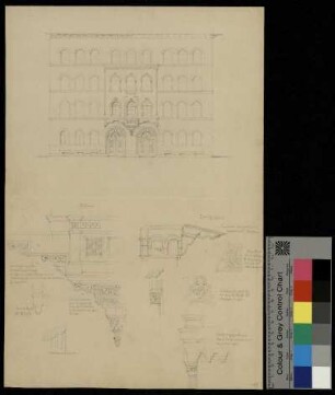 Fassade und architektonische Details (Balkon, Dachgesims) eines viergeschossigen Gebäudes mit Rundbogenfenstern