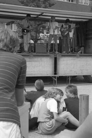 1. Schulfest der Realschulen-Bezirksarbeitsgemeinschaft von Verbindungslehrern und Schülersprechern auf dem Kronenplatz in Karlsruhe