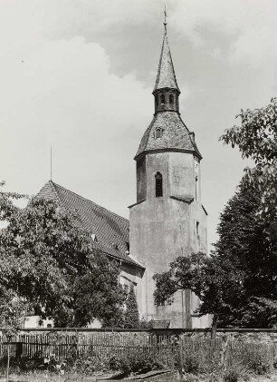 Wachau-Seifersdorf. Evangelische Pfarrkirche (1604/1605, 1892 Umbau; Ch. Schramm). Straßenansicht