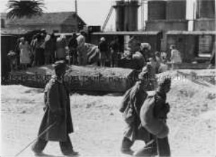 Einwohner von Korinth plündern Eisenbahnzüge am Bahnhof (im Vordergrund: heimziehende griechische Soldaten)