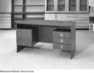Schreibtisch (Modell CA 07)