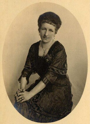 Privatalbum mit Karlsruher Motiven. Unbekannte Frau