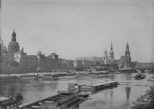 Dresden, Blick von der Carolabrücke über die Elbe mit Damenbad zur Altstädter Silhouette