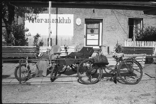 Rollstühle vor einem Veteranenklub