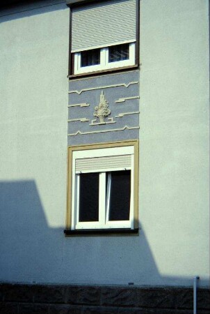 Detail: Relief zwischen den Fenstern EG und OG an einer Hauswand