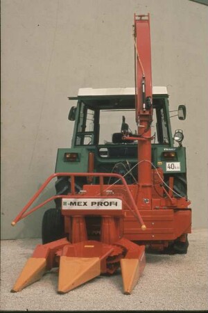 Fotografie: Erntetechnik, Silomais, Maishäcksler angebaut, Rückfahreinrichtung
