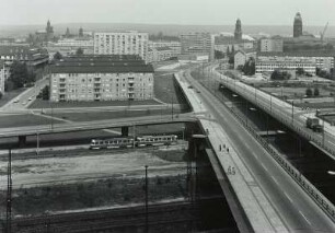 Dresden. Blick vom Studentenhochhaus Zwickauer Straße (Weiskopfstraße 2) nach Nordosten über die Brücken über die Gleisanlagen westlich des Hauptbahnhofes auf den Verkehrszug "Kleine Plauensche Gasse" (Budapester Straße)