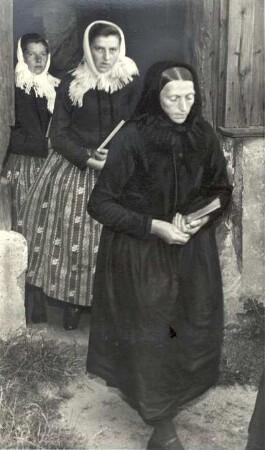 Kirchgangstracht in Bluno : Kleidung - Hoyerswerdaer Tracht. Ort: Bluń / Bluno. Die Kirchgangstracht. Vorne eine Frau, hinten zwei unverheiratete. Vgl. Lětopis C 1 (1953).