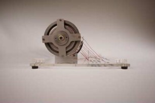 Seitenansicht (links) Schnittmodell Integrierender Wendekreisel