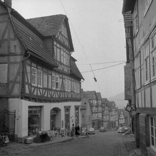 Spangenberg. Blick in eine Straße mit Wohnhäusern (zum Teil mit Läden)