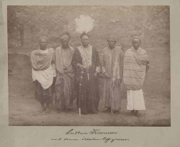 Le sultan Kimueri avec ses plus anciens officiers