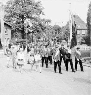 Volks- und Schützenfest: Schützenverein Klein Wesenberg und Umgebung von 1919 e.V.: Festumzug