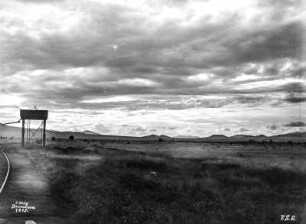 Steppe mit Gleisen : Blick über eine Steppe. Links eine Plattform und Gleise, vermutlich der Usambarabahn zugehörig.