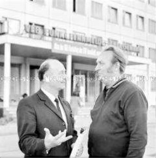 Mitglied der ABI-Kommission des VEB Funk- und Fernmeldeanlagenbau Berlin im Gespräch mit Lagerhalter