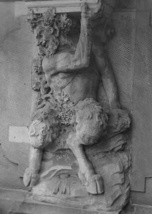 Konsole mit hockendem Faun : Konsole mit hockendem Faun. Sandstein; H. ca. 1,80 m (um1717; B. Permoser/ 1950 Kopie). Dresden. Zwinger, Bogengalerie L. 1,80 m (um1717; B. Permoser). Dresden. Zwinger, Bogengalerie L