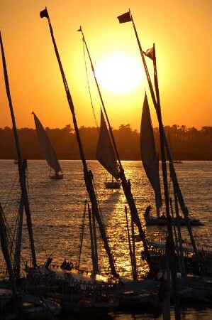 Segelboote auf dem Nil bei Sonnenuntergang, Luxor