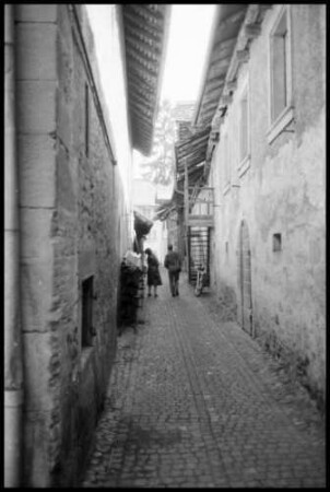 Murten: Gasse von der Stadtmauer