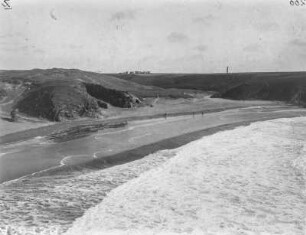 Port de Donnant : Blick auf den Sandstrand bei Port de Donnant mit umgebenden Klippen.
