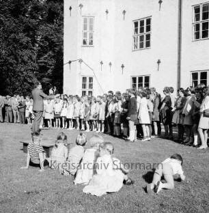 Schlosspark: Sängerfest: Schulchöre singen unter Leitung von Jürgen Lehmann vor dem Schloss: Kinder sitzen auf Rasen