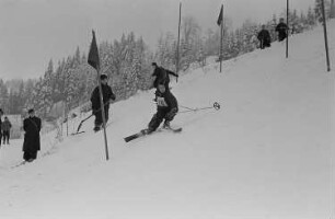 Pioniere beim Wettkampf im Skislalom : Teilnehmer bei der Abfahrt