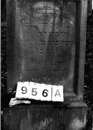 Grabstein 956 (Index: 99802652) Material: Sandstein Zustand: verwittert/Textverlust Maße HxBxT: 136x61x27 cm Beschreibung: Sockel, Stele mit verdachtem Giebel, Seitenakroterien Symbolik: Kranzgebinde, Akroterien mit Akanthusblättern: Grabstein 956A