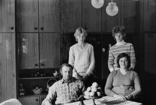 Familie im Wohnzimmer