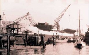 Hamburg: Hafen, 50.000 t Tanker im Dock, Onasis
