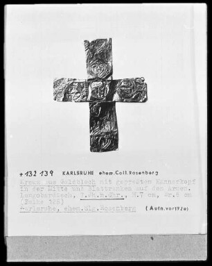 Kreuz aus Goldblech mit gepreßtem Männerkopf in der Mitte und Blattranken auf den Armen