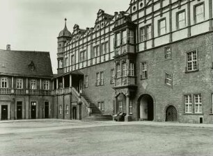 Bernburg, Schloss Bernburg, Blick über den Hof nach Nordwesten zu Wolfgangsbau und Langem Haus