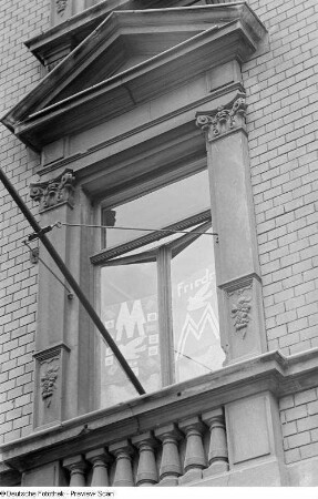 Sichtwerbung für die Leipziger Herbstmesse 1951 an einem Leipziger Haus