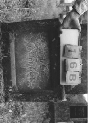 Grabstein 16 (Index: 99799585) Material: Sandstein Zustand: stark verwittert Maße HxBxT: 170x55x28 cm Beschreibung: Stele, schräg eingezogener Rundbogenabschluß, Schriftfeld eingetieft, getreppter Sockel mit eingetieftem Schriftfeld Symbolik: floral: Grabstein 16B
