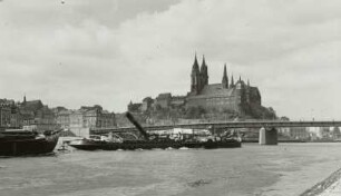 Meißen, Blick von der Bahnohfstraße über die Elbe mit Seitenrad-Schleppdampfer Nassau auf Altstadt und Burgberg mit Dom und Albrechtsburg