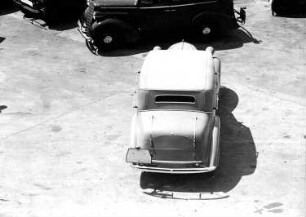 Schöneberg: Eduard Winter; Opel Modell 1934; in verschiedenen Stellungen