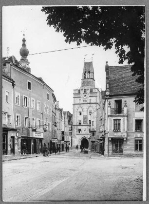 Braunau am Inn, Stadt : Braunau am Inn. Blick zum Salzburger Tor, Stadtplatz/Ecke Berg-Gasse