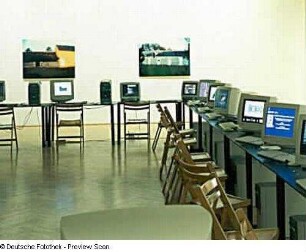 L'ecurie : Raumaufnahme mit Computerplätzen und der Computergrafik "L' ecurie" von H. Jacobs