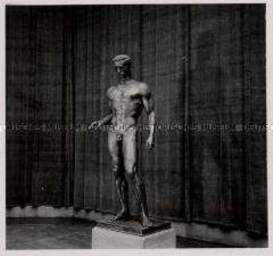 Paris, Bildhauer Professor Arno Breker, Figur "Der Wäger"