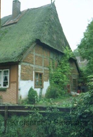 Am Mühlenteich 10: Fachwerkkate mit Reetdach: Giebelseite Wohntrakt