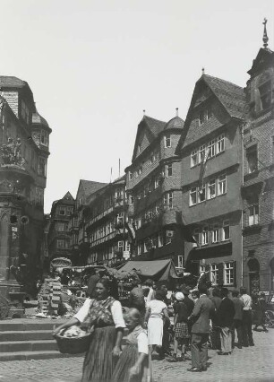 Marburg, Markt : Marburg. Markt mit Sankt Georgs-Brunnen. Nordseite mit Verkaufsständen