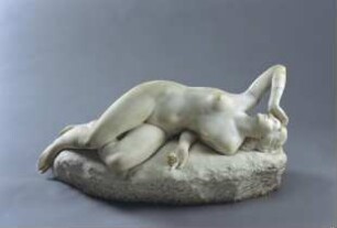 Liegende weibliche Figur