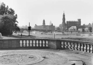 Dresden. Elbe mit Augustusbrücke, Ständehaus und Hofkirche (Kathedrale). Blick vom Neustädter Elbufer unterhalb vom Japanischen Palais