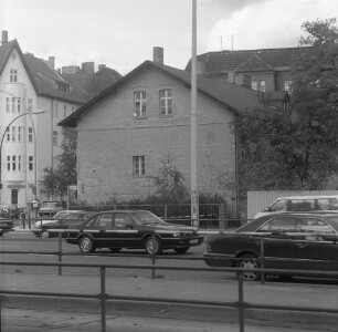 Berlin-Schöneweide. Grünauer Straße/Ecke Oberspreestraße (?). Blick gegen Wohnhaus. Straßenansicht der Giebelseite von Süden