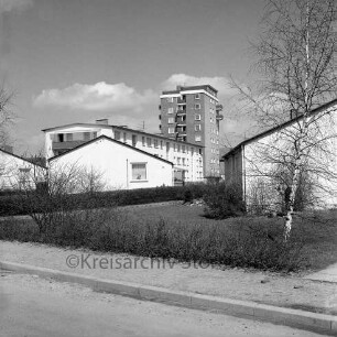 Am Goldberg: vorne Wohngebäude, dahinter Wohngebäude und Wohnhochhaus des Ulmenkamp: Blick von Südwesten