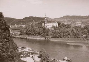 Tetschen/Decin (CZ), Blick zum Schloss über die Elbe mit Schaufelradschleppdampfer
