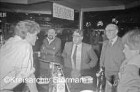 Maschen: Diskothek "Zeppelin": Ortstermin: Reinfelder Kommunalpolitiker und interessierte Bürger: SPD-Fraktionsvorsitzender Detlev Andresen, Bürgervorsteher Theo Ohlen am Tresen: links Barkeeper: im Hintergrund weitere Gäste und Tresen: 03. März 1985